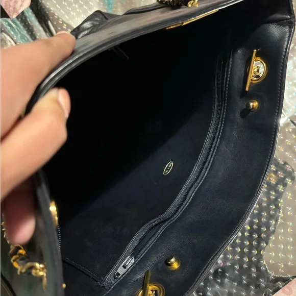 Vintage Chanel Black Leather tote - Picture 12 of 16